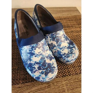 SoftWalk Meredith Sport Clog - Nursing Clogs Blue and White
